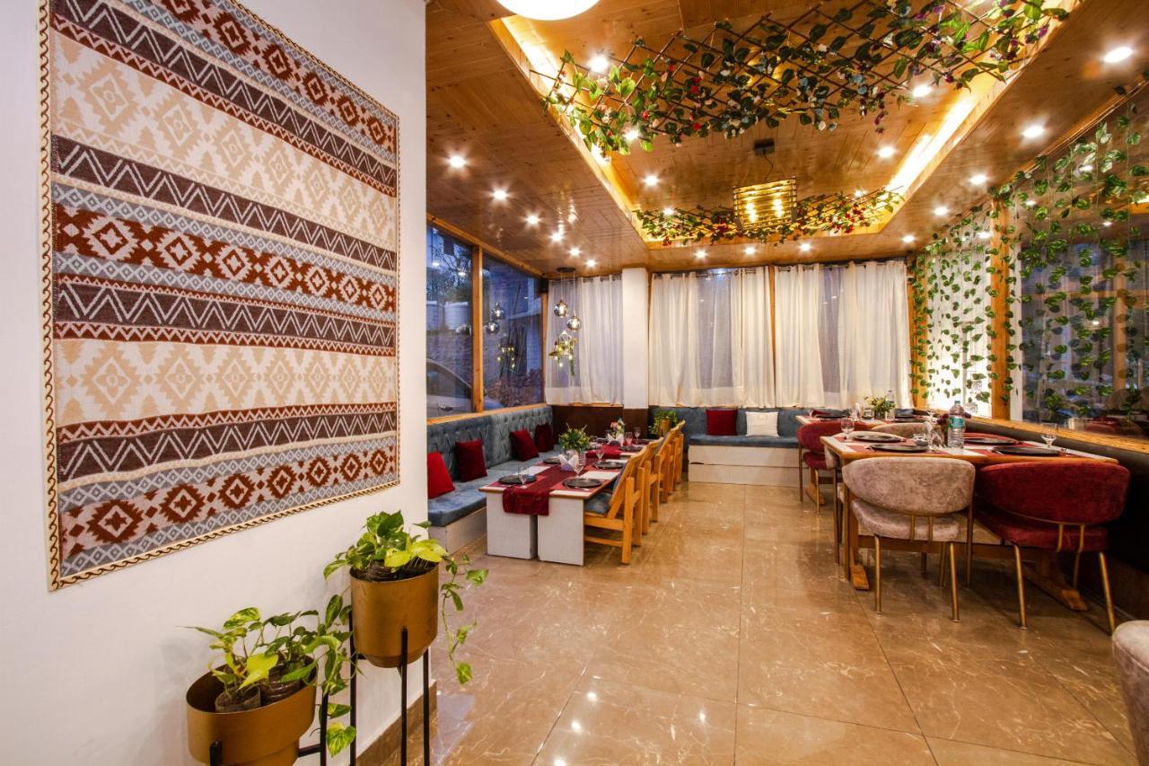 Eden Oaks Hotell Manāli Exteriör bild