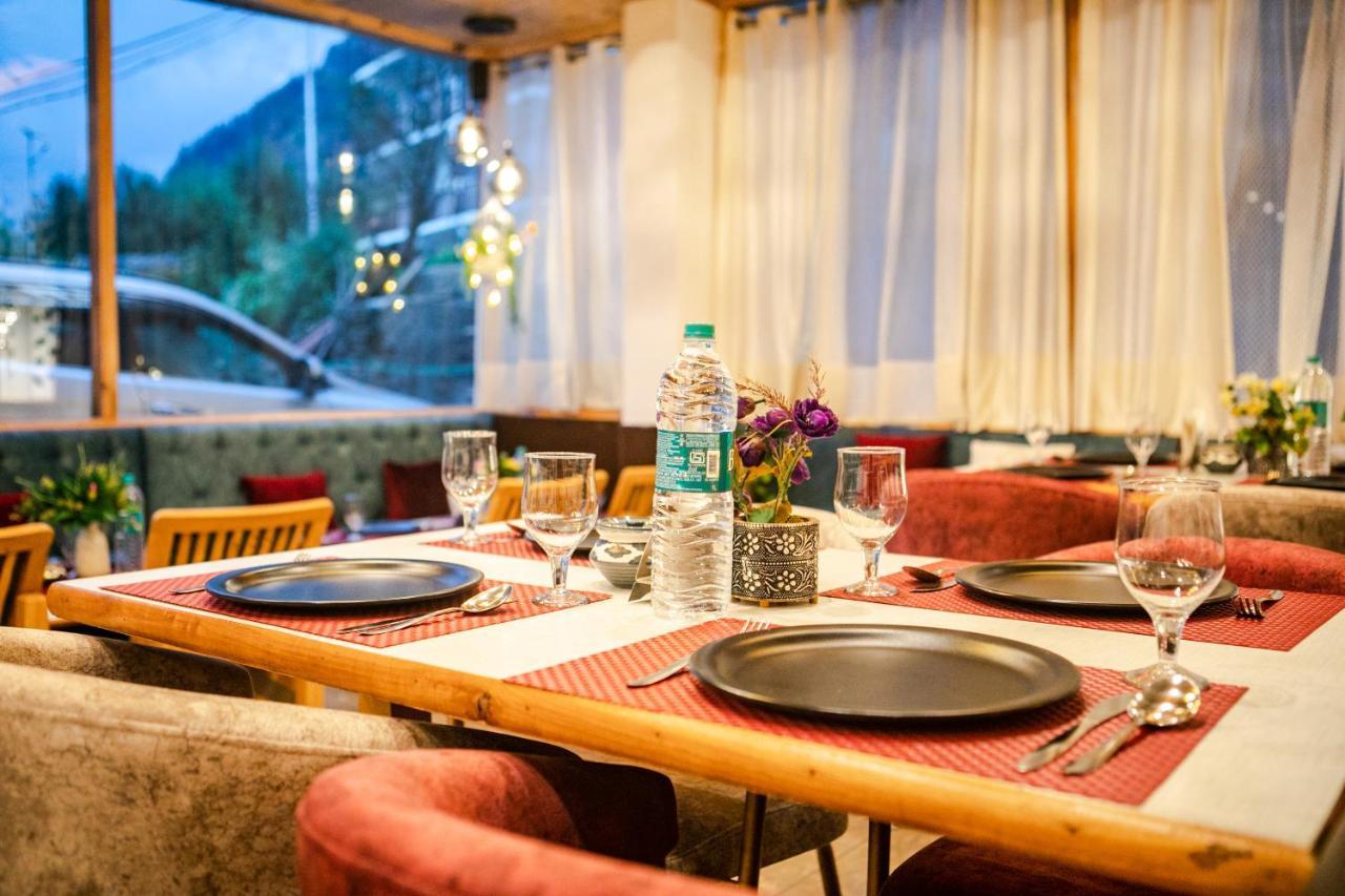 Eden Oaks Hotell Manāli Exteriör bild