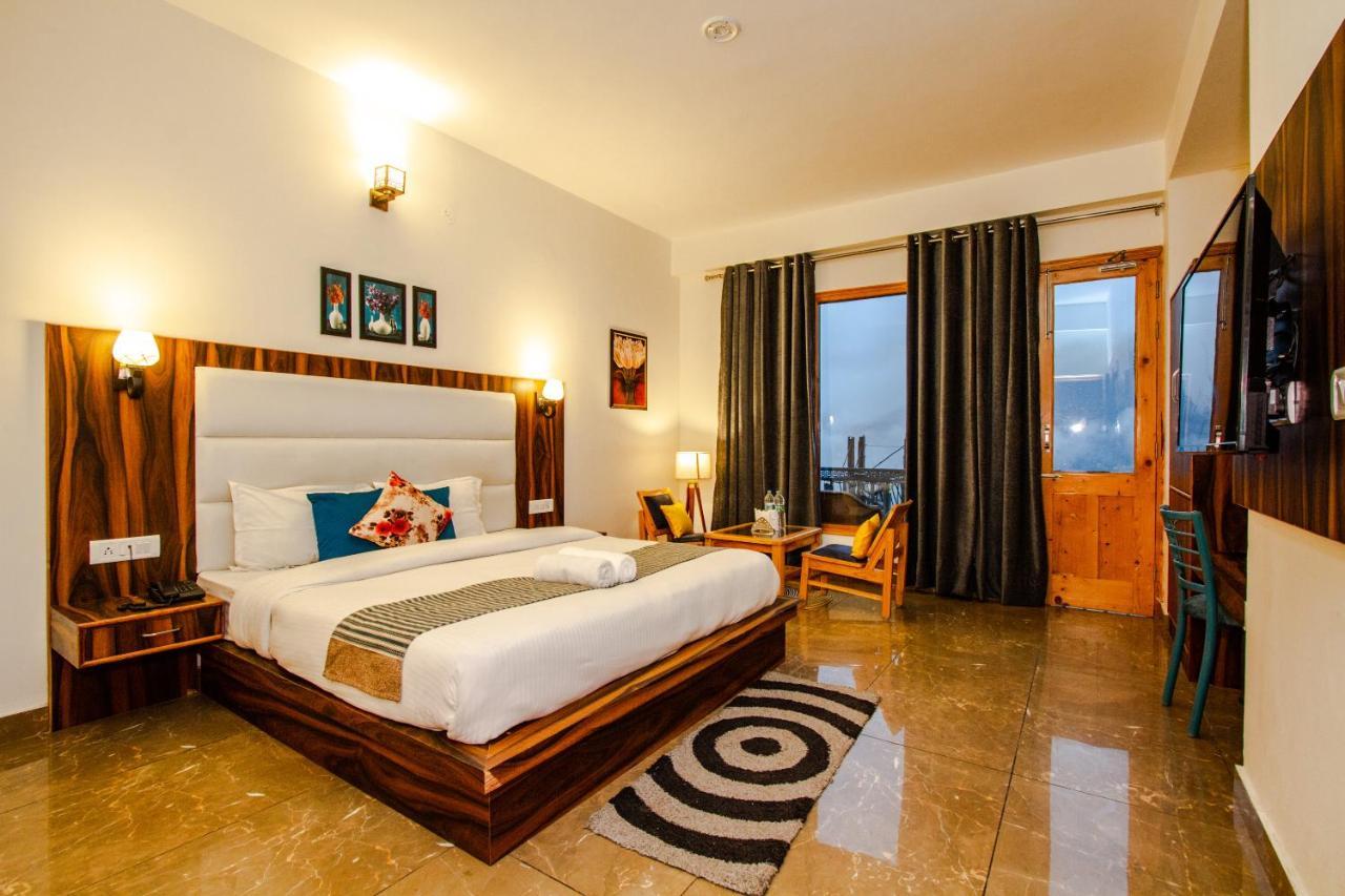 Eden Oaks Hotell Manāli Exteriör bild