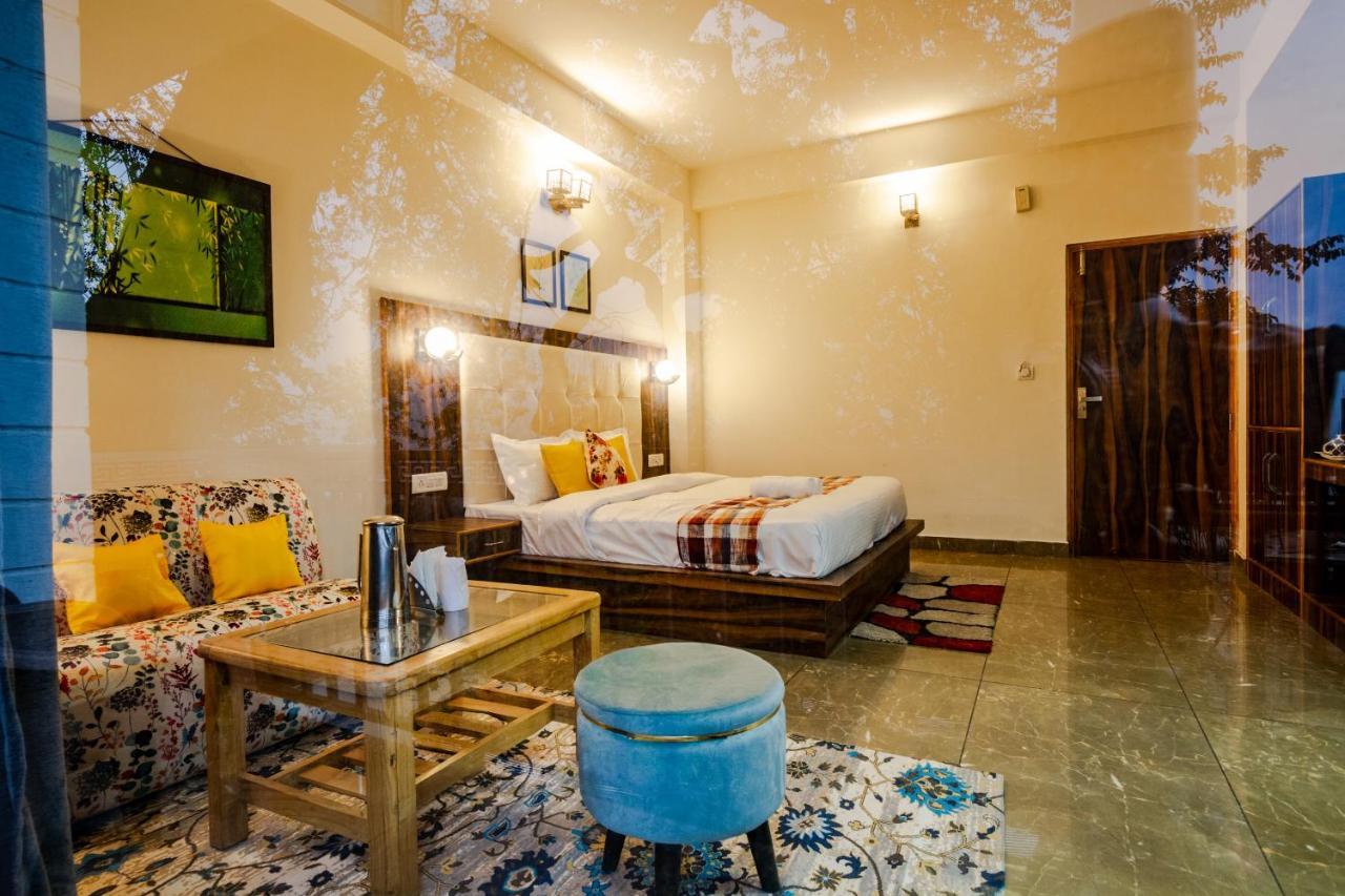 Eden Oaks Hotell Manāli Exteriör bild